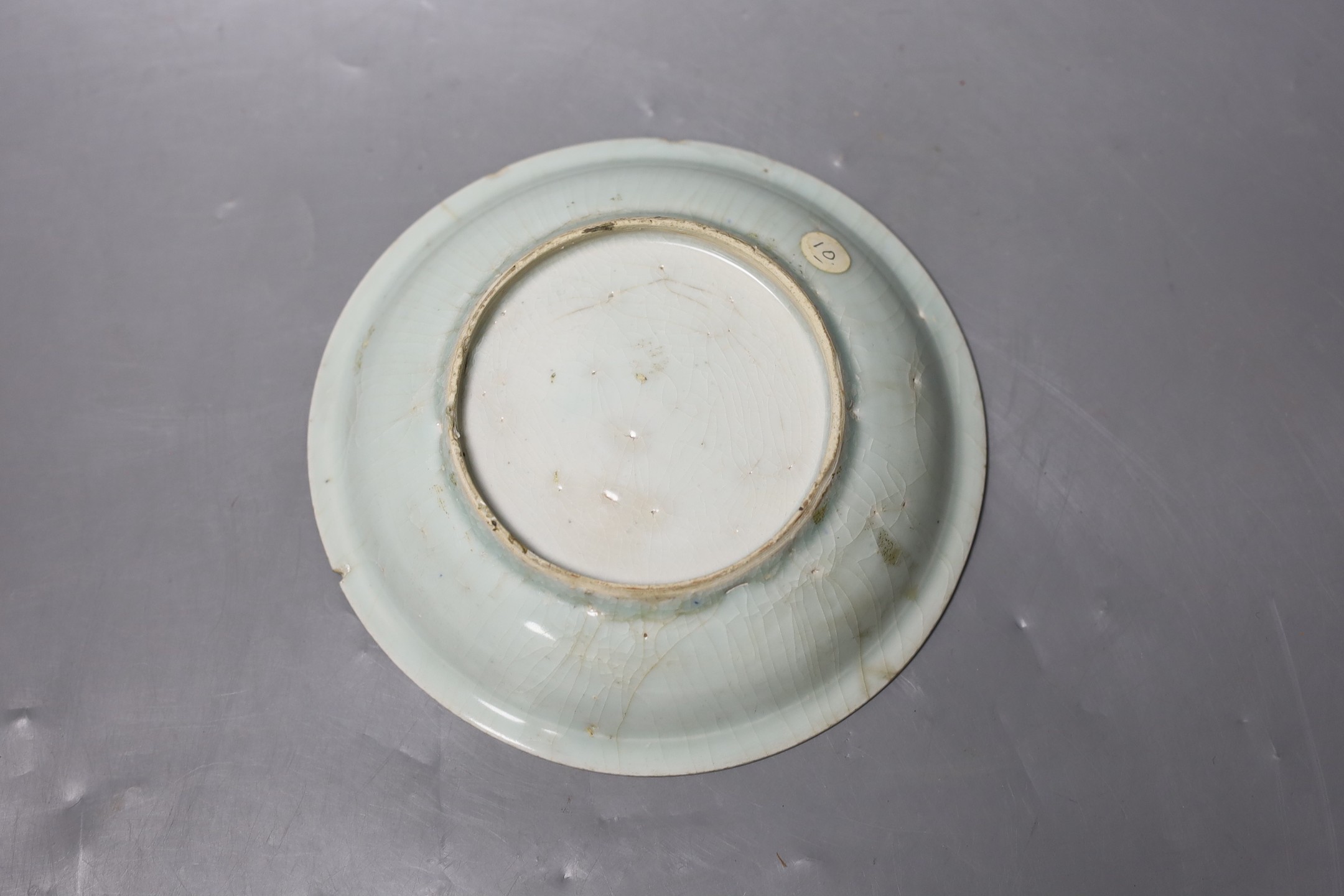 A Chinese late Ming blue and white saucer dish, 16th century, 17cm diameter
